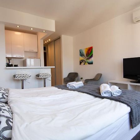 A Blok New Modern - Free Garage Parking, Comfortable, Quiet With A Park View 베오그라드 외부 사진