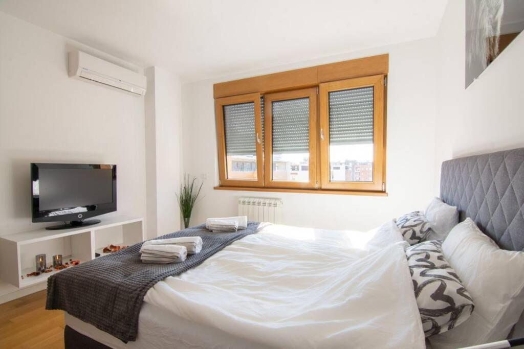 A Blok New Modern - Free Garage Parking, Comfortable, Quiet With A Park View 베오그라드 외부 사진