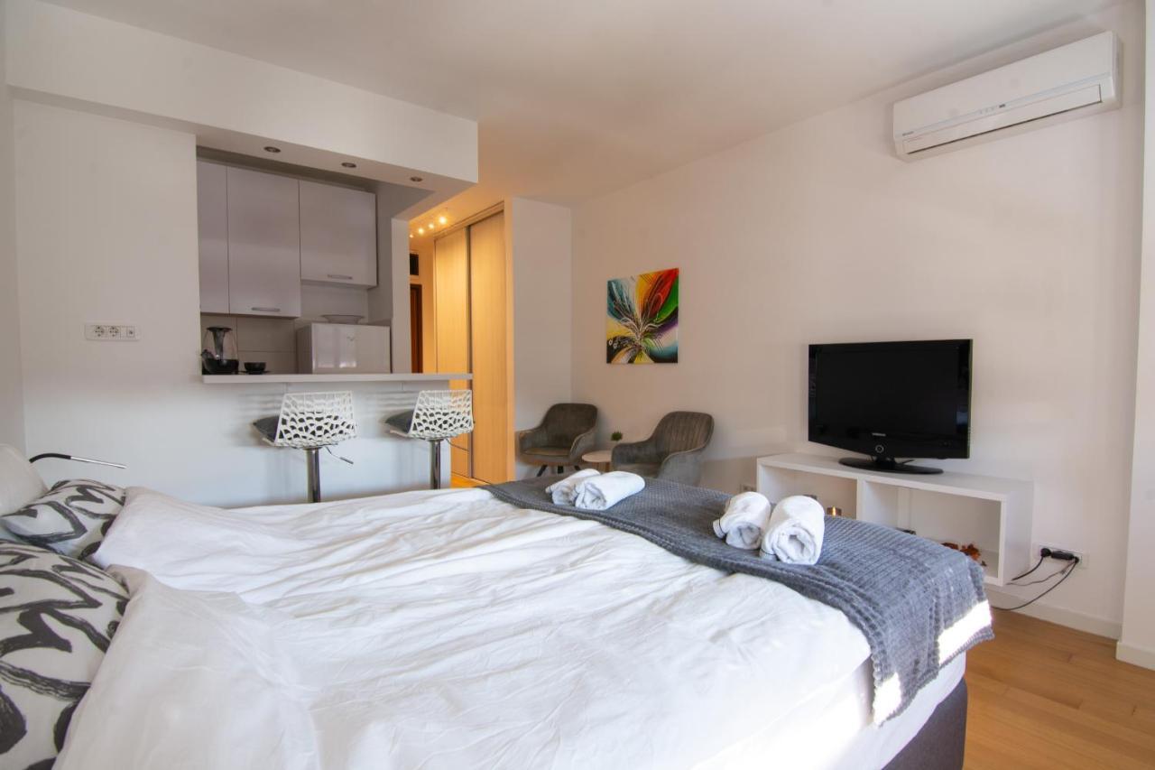 A Blok New Modern - Free Garage Parking, Comfortable, Quiet With A Park View 베오그라드 외부 사진